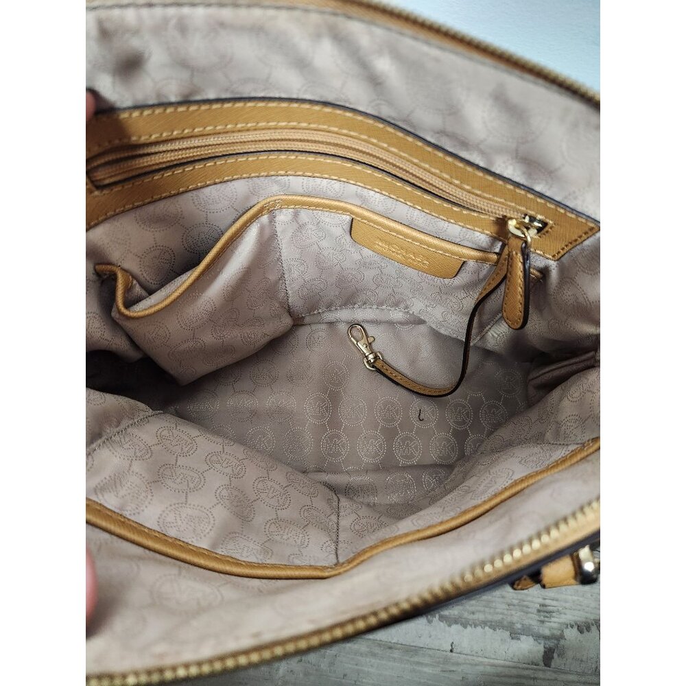 Michael Kors Cindy LG Tan Dome Satchel Bag Oyster Saffiano Leather - Picture 6 of 8